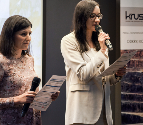 Otwarcie konferencji. Anna Górska-Zychla, redaktor Magazynu Autostrady i Marlena Machura, redaktor czasopisma Kruszywa