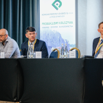 Prelegenci oraz moderator sesji I konferencji. Od lewej: Przemysław Wyrzykowski (Schuettflix), Piotr Rózycki (Stowarzyszenie Przemysłu Wapienniczego), Daniel Saramak (AGH Akademia Górniczo-Hutnicza w Krakowie)